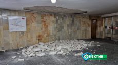 На входе на станцию метро в Харькове обвалился потолок (видео, фото)
