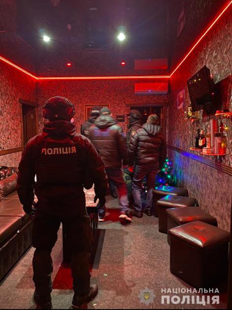 В Харькове полиция прикрыла эротический салон (фото)