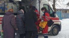 Полицейские помогли харьковской пенсионерке, которая отморозила пальцы (фото)