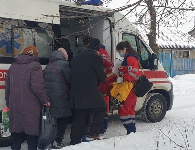 Полицейские помогли харьковской пенсионерке, которая отморозила пальцы (фото)