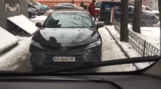 В центре Харькова автомобиль заблокировал выезд для «скорой» (видео)