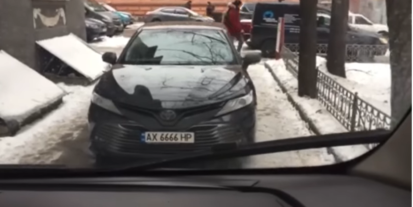 В центре Харькова автомобиль заблокировал выезд для «скорой» (видео)