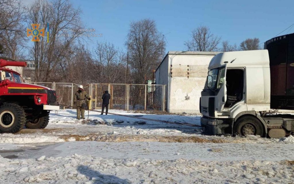 Спасатели вытащили грузовик с аварийного участка дороги на проспекте Московском (фото)