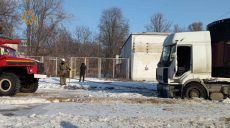 Спасатели вытащили грузовик с аварийного участка дороги на проспекте Московском (фото)