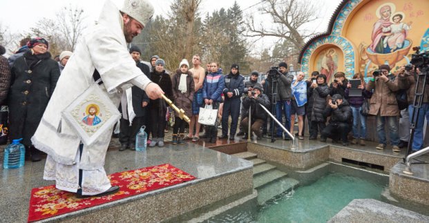 На Крещение в храмах пройдут богослужения, а в источниках освятят воду (график)