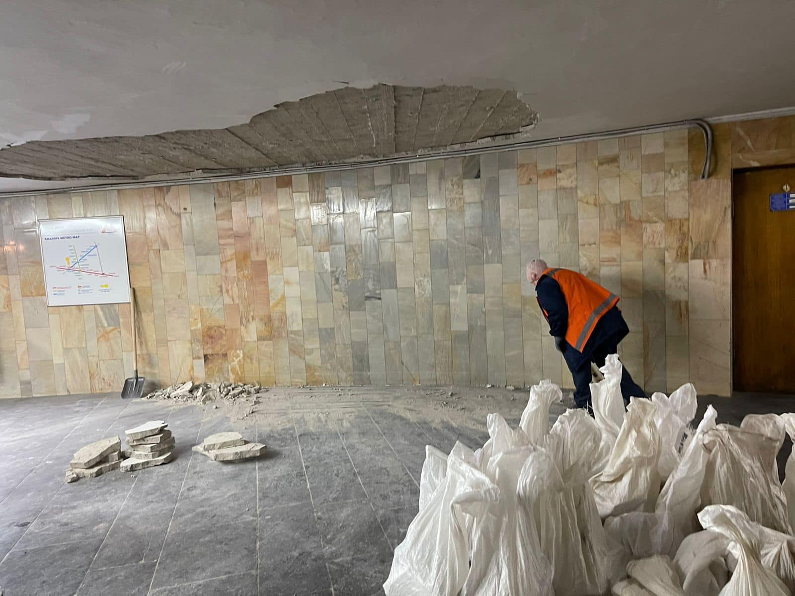 Обвал потолка в метро Харькова: коммунальщики проверят потолки вестибюлей всех станций (фото)