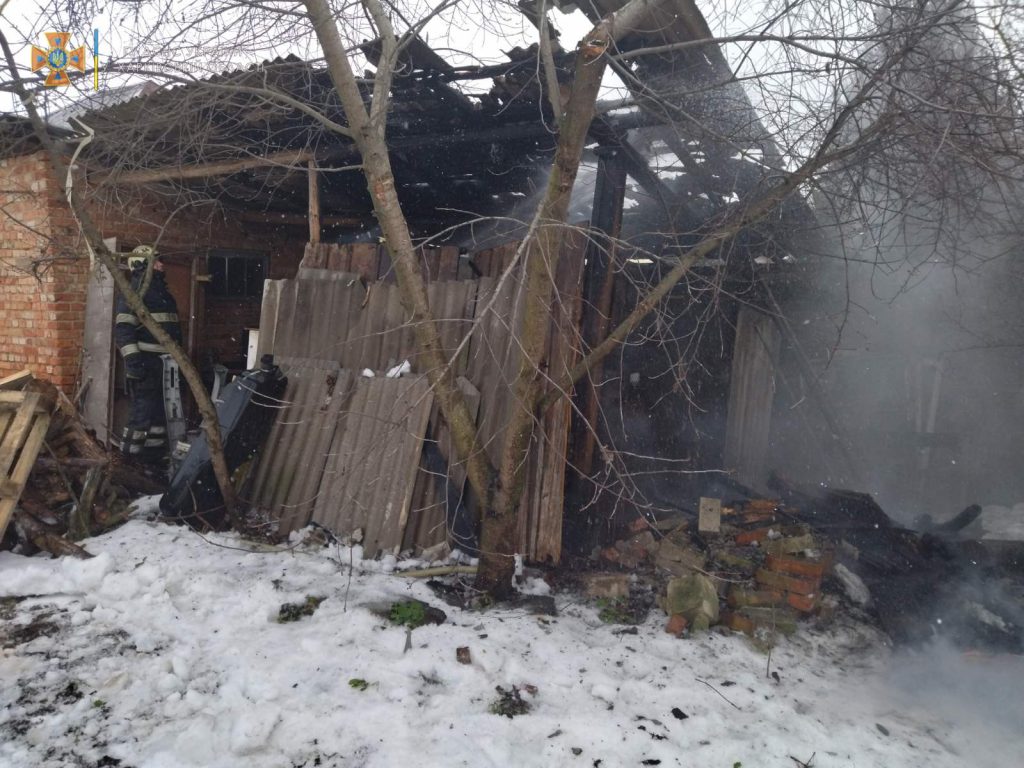 На Харьковщине из-за дров едва не сгорел частный дом (фото)