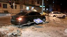 ДТП. В Харькове пьяный водитель сбил дорожный знак и врезался в столб (фото)