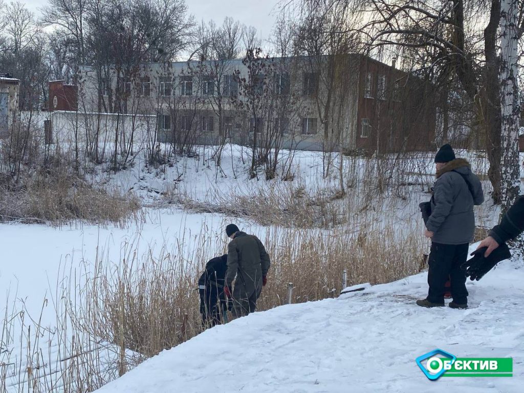 Как правильно вести себя на льду и в холодной воде: харьковские спасатели провели мастер-класс для волонтеров