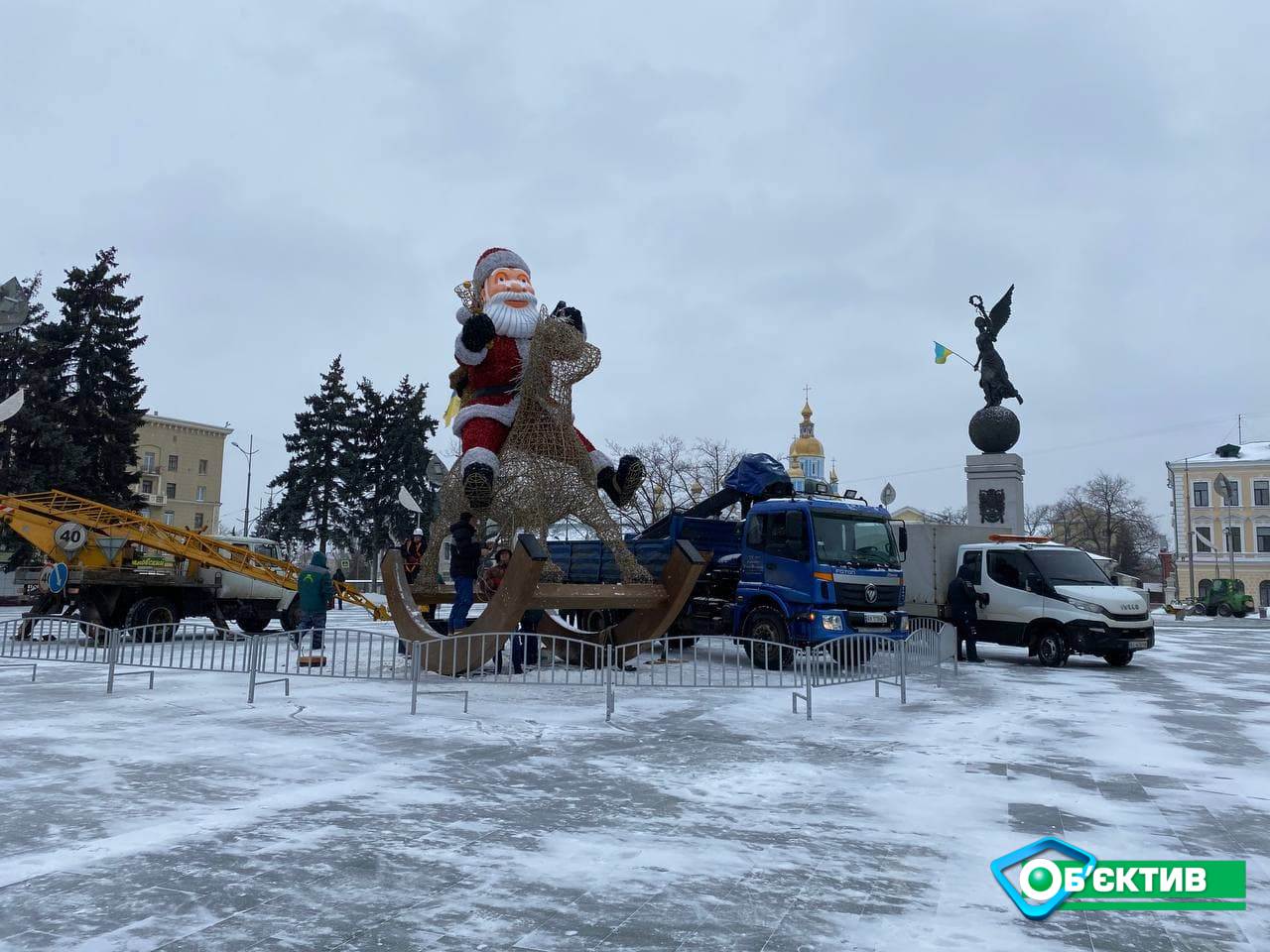 В Харькове демонтируют новогодние декорации (фото)
