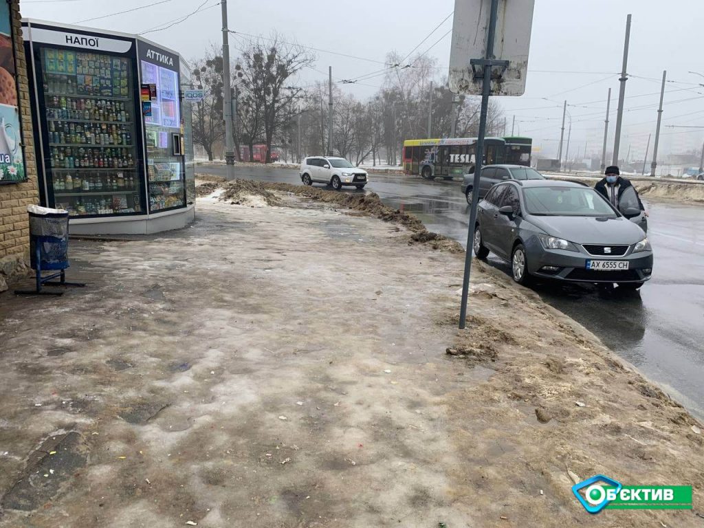 «Тротуары расчищены, есть вопросы с внутриквартальными дорогами»: в мэрии Харькова обсудили ситуацию с гололедом