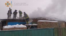 Спасатели сразу после ликвидации пожара в частном доме пришли на помощь водителю фуры