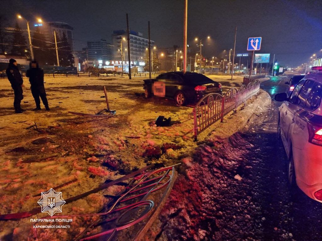 ДТП. В Харькове водитель Hyundai врезался в забор (фото)