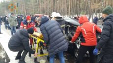 На Харьковщине в ДТП попала семья. Среди пострадавших — 6-летняя девочка (фоторепортаж)