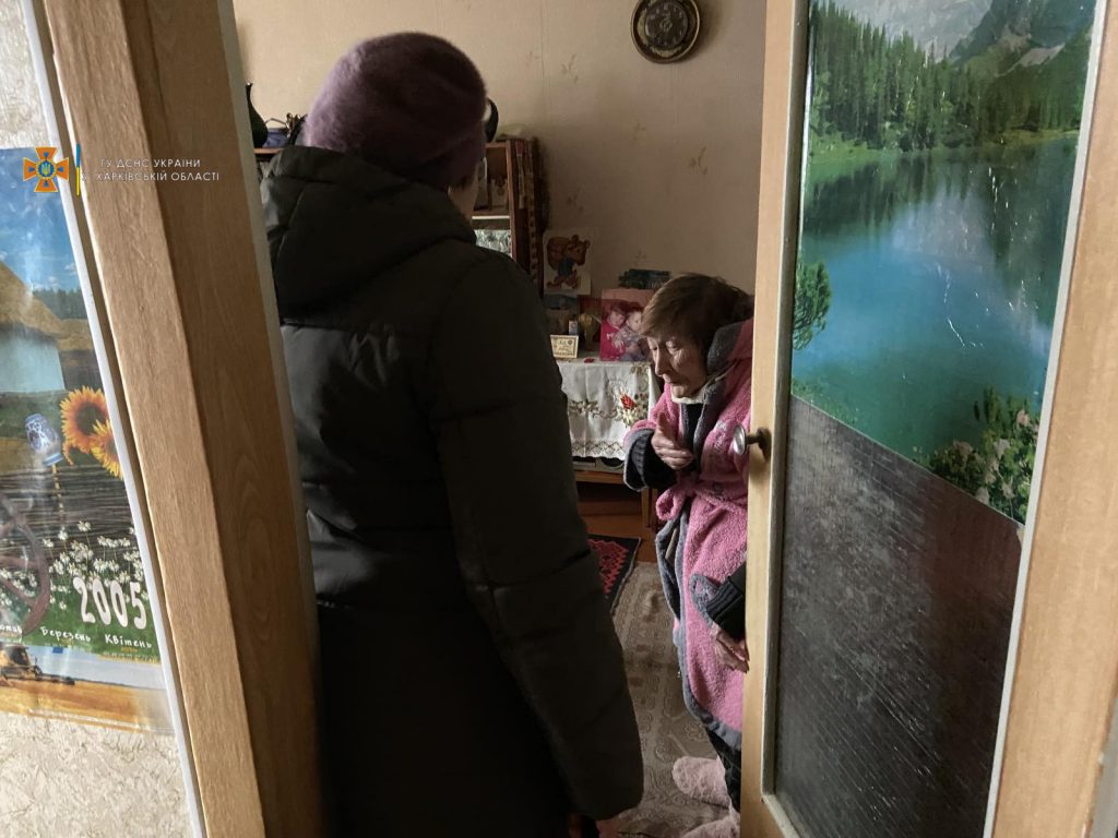 Харьковские спасатели помогли пожилой женщине (фото)