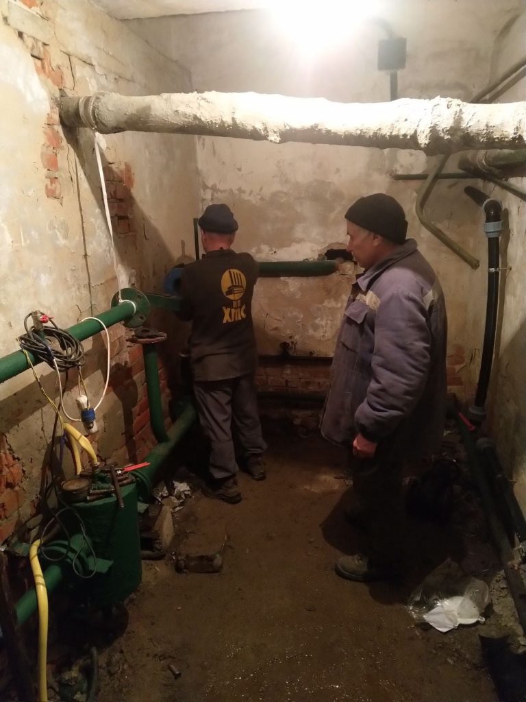Коммунальщики устраняют дефекты на теплосетях Харькова (фото)
