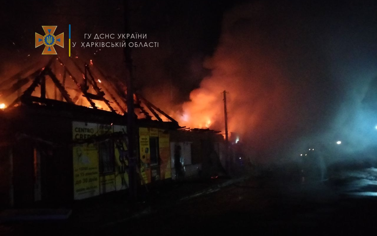 В Харьковской области ночью сгорели три торговых павильона (фото)