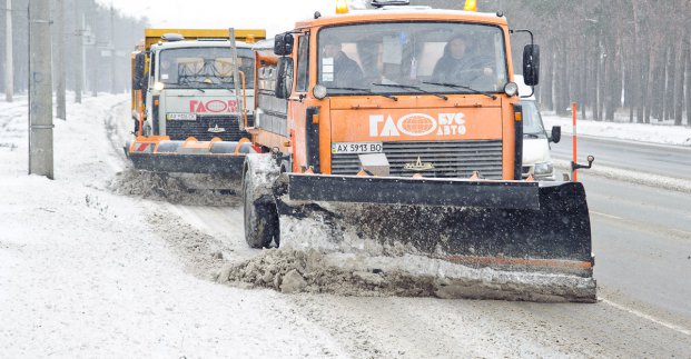 Непогода. Ночью на дорогах Харькова будут работать более 70 снегоуборочных машин