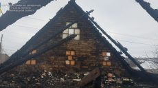 Под Харьковом пожарные на автоцистернах тушили сарай (фото)
