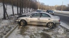 В Харькове пьяный водитель Nissan врезался в дерево