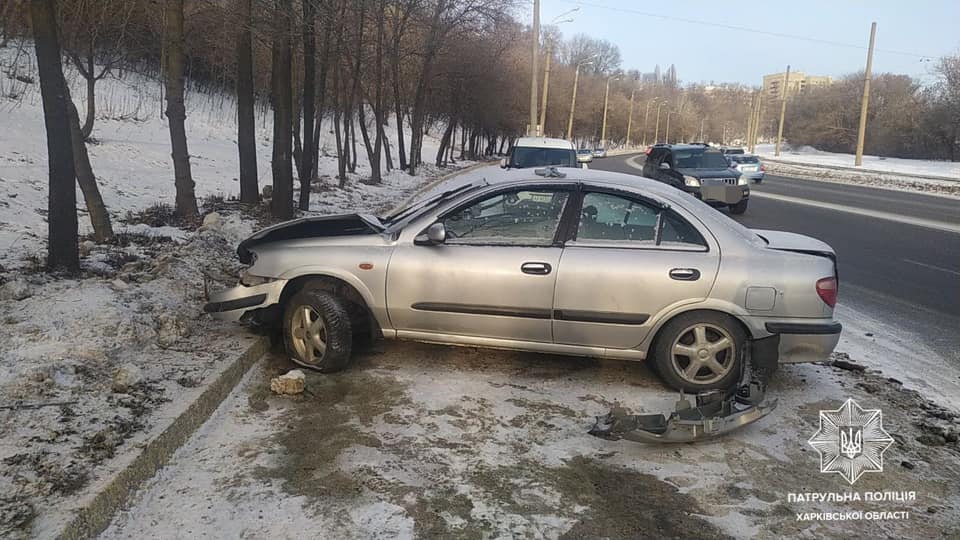 В Харькове пьяный водитель Nissan врезался в дерево