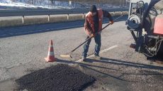 В Харьковской области в мороз дорожники «латают» Киевскую трассу (фото)