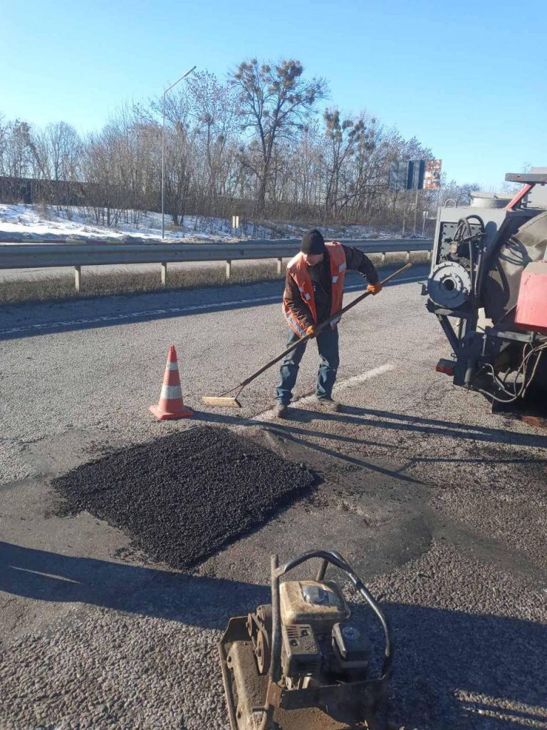 В Харьковской области в мороз дорожники «латают» Киевскую трассу (фото)