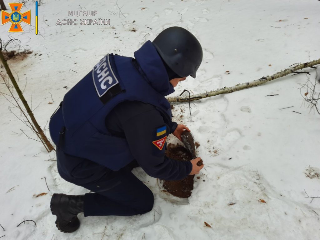 Возле села на Харьковщине нашли мину (фото)
