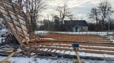В Харьковской области сильный ветер сорвал со здания крышу (фото)