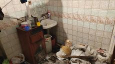 На Харьковщине горе-мать оставила четырех детей одних в холодной и грязной квартире без еды (фото)