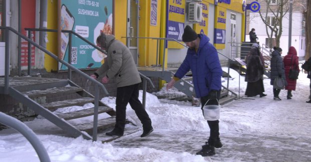 Чиновники в Харькове проверяют, как предприниматели чистят тротуары возле своих магазинов (фото)