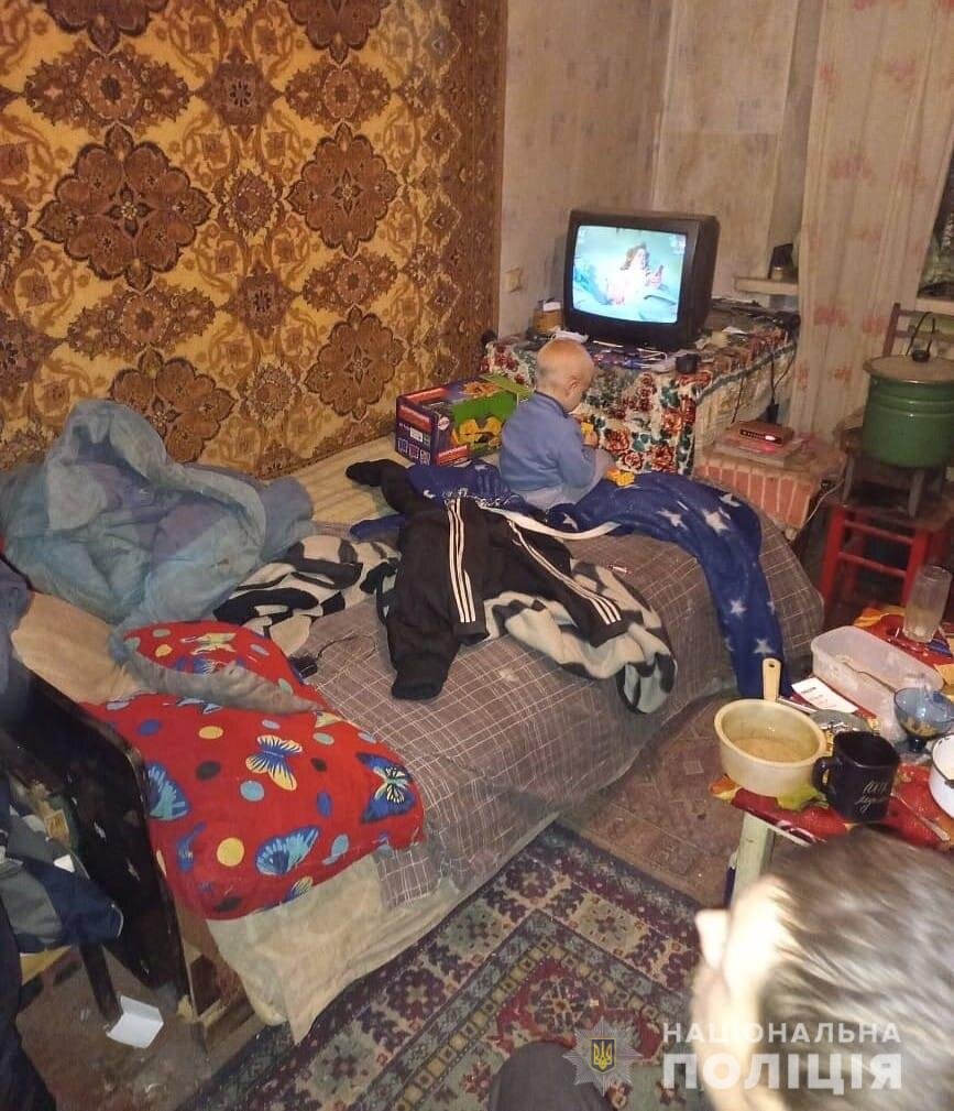 У семьи из Харьковской области забрали трехлетнего ребенка посреди пьянки (фото)
