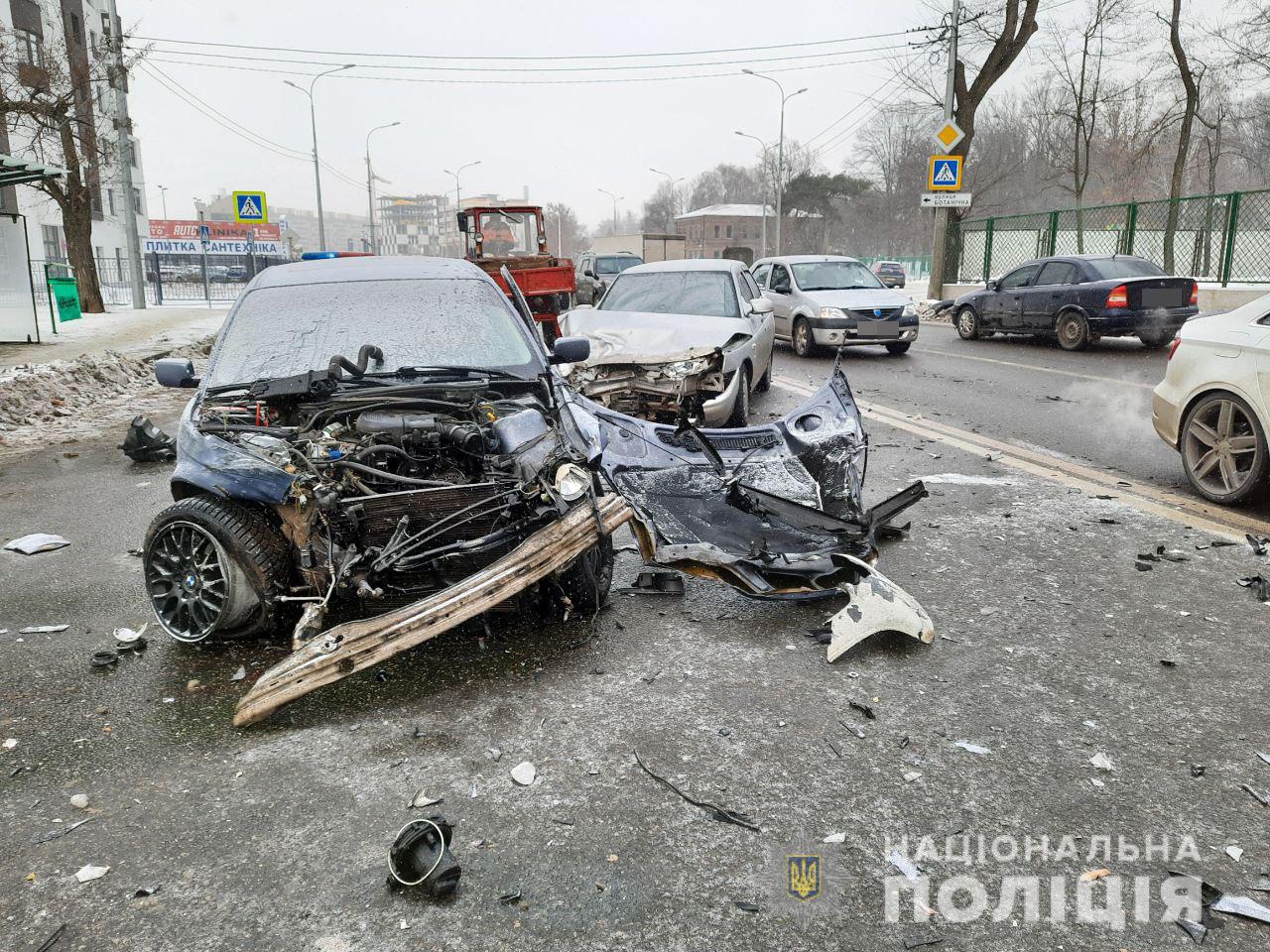 В Харькове полицейская выехала на «встречку» и протаранила две машины: начато служебное расследование (фото)