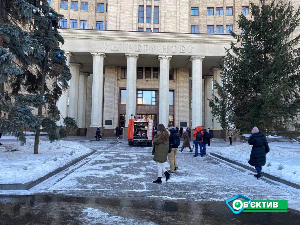 Пожар в ХНУ им Каразина: горела подсобка под актовым залом (фото, видео)