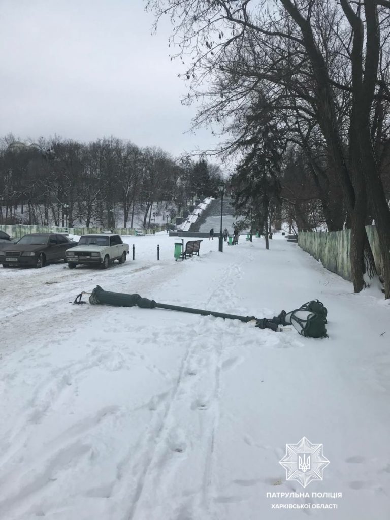 ДТП. В Харькове водитель на Mercedes сбил фонарный столб (фото)