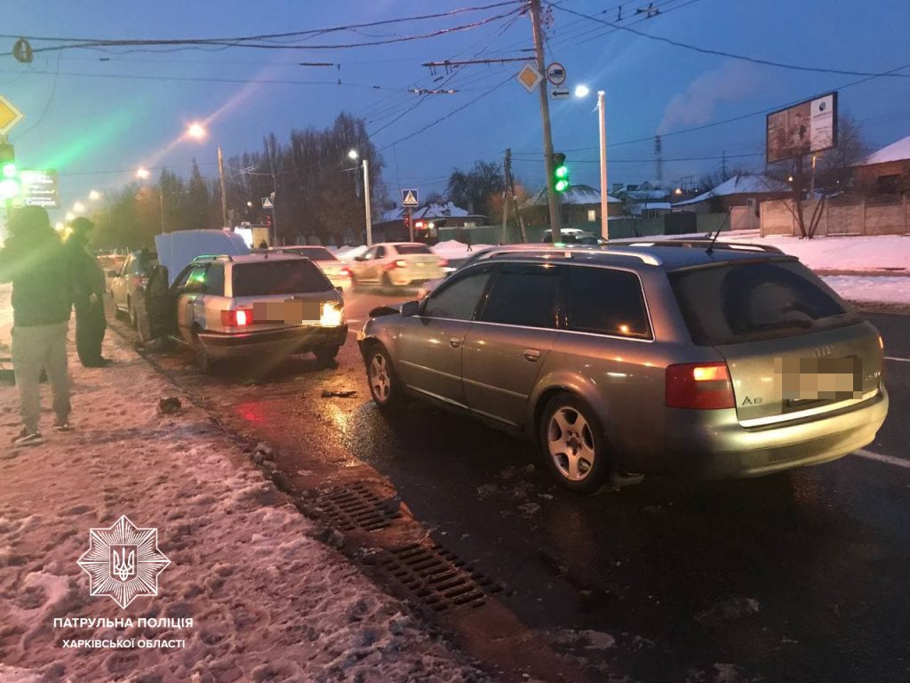 В Харькове пьяный водитель стал виновником тройного ДТП (фото)