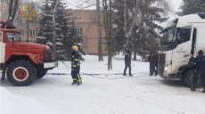 Непогода. Харьковские спасатели оказывают помощь водителям (видео, фото)