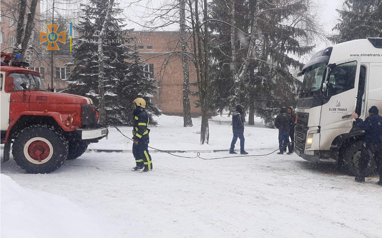Непогода. Харьковские спасатели оказывают помощь водителям (видео, фото)