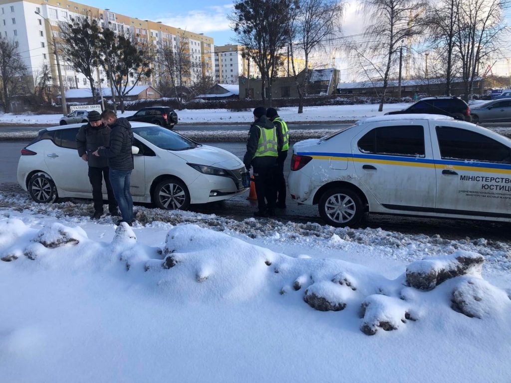 Долги за «коммуналку». У харьковчанина конфисковали автомобиль