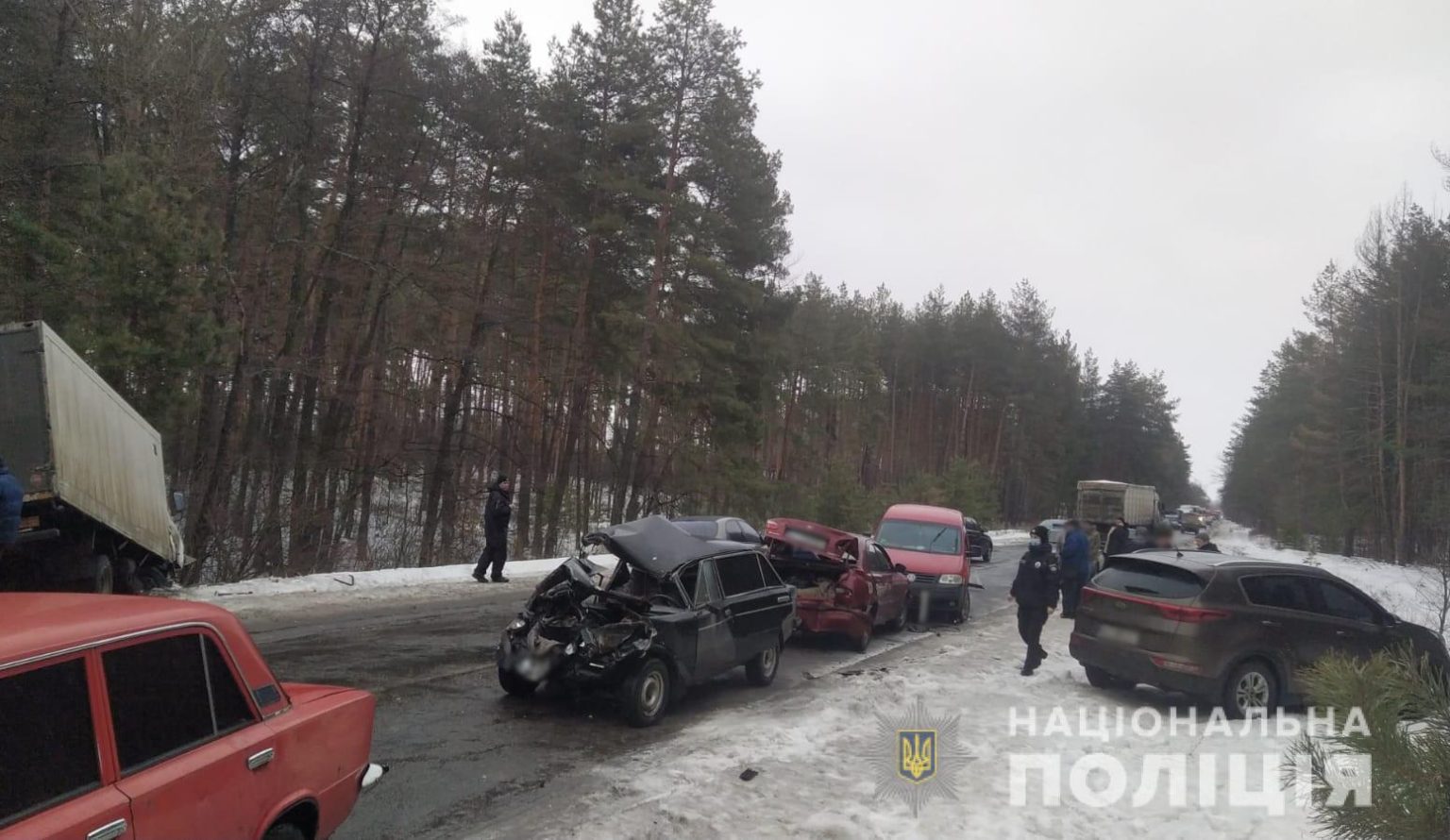 ДТП с пятью автомобилями в Харьковской области: грузовик шел на обгон (фоторепортаж)