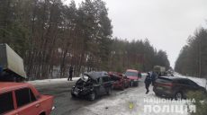 ДТП с пятью автомобилями в Харьковской области: грузовик шел на обгон (фоторепортаж)
