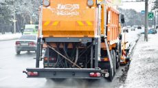 Коммунальщики убирают снег с дорог в Харькове и днем, и ночью