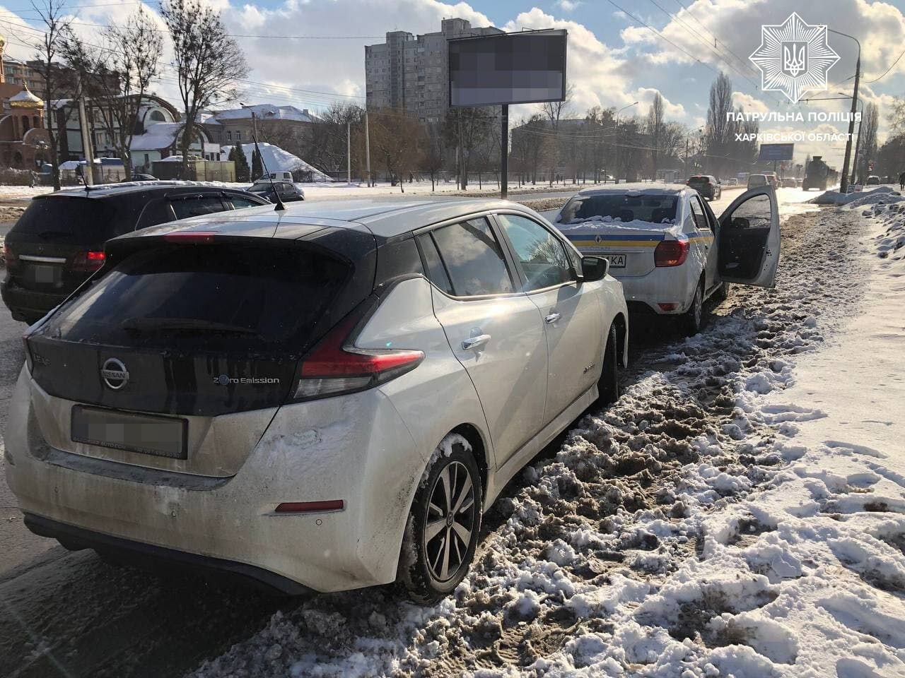 В Харькове за превышение скорости остановили Nissan, находившийся в розыске (фото)