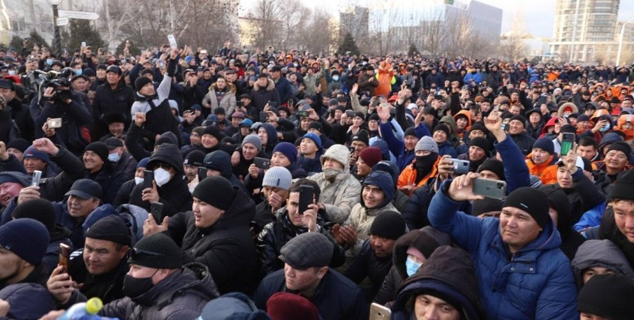 В Казахстане третий день идут газовые протесты: акции переросли в столкновения с полицией