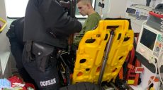 В Харькове пациент напал на бригаду «скорой» — в больницу его привезли в наручниках (фото)