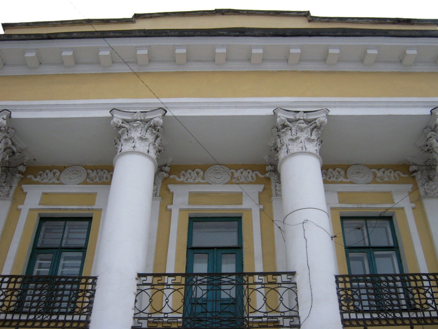 Здание с колоннами коринфского ордера