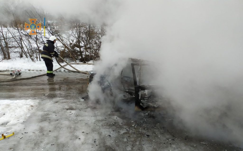 Харьковские спасатели потушили пожар в авто (фото)