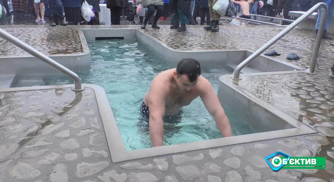 В Саржином яру на Крещение харьковчане ныряют в воду 