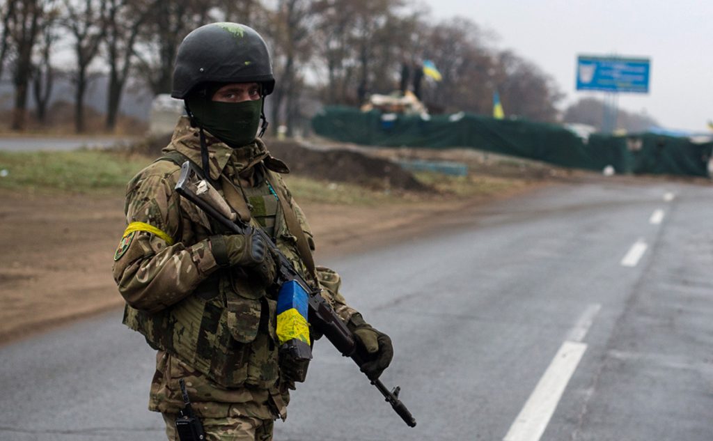 Двое украинских военных пострадали под обстрелами на Донбассе