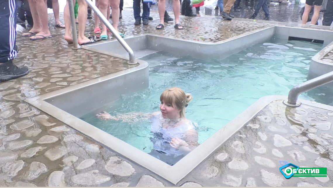 На Крещение в Саржином яру харьковчане ныряют в источник 